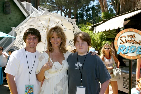 Deidre Hall & hijos Tully y David — Foto de Stock