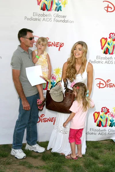 Denise Richards , father, and her daughters — Stock Photo, Image