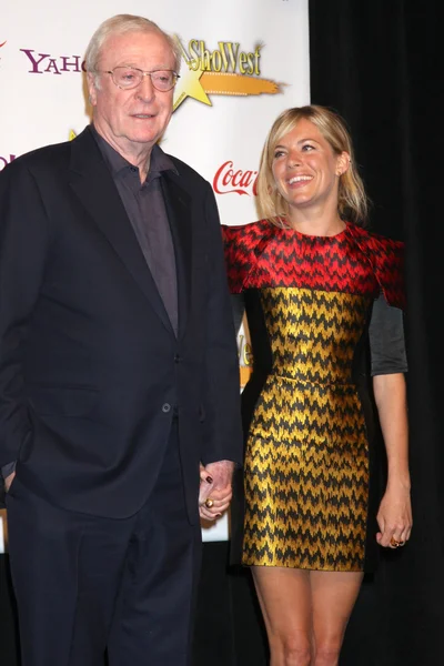 Michael caine i sienna miller — Zdjęcie stockowe