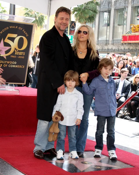 Russell Crowe & family — Stock Photo, Image