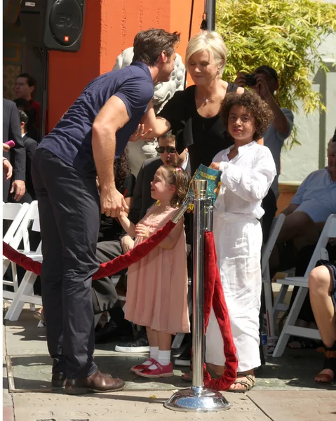 Hugh Jackman & wife Deborra-Lee Furness, with Daughter Ava, and Son Oscar — Stock Photo, Image