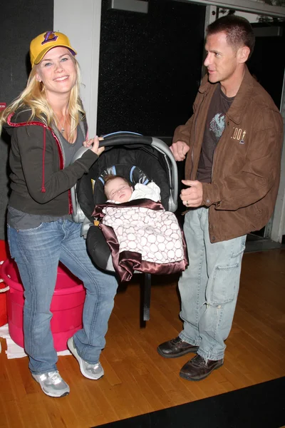 Alison Sweeney y su bebé Megan Hope Sanov — Foto de Stock