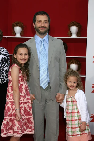 Джадд Апатоу с дочерьми Айрис и Мод — стоковое фото