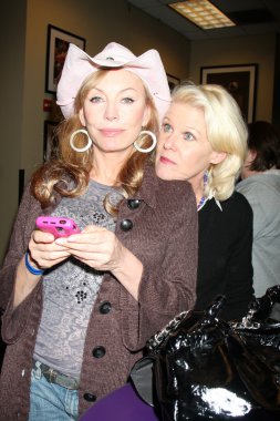 Lesley-Anne aşağı ve Alley Mills