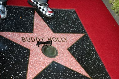 Buddy holly yıldızla gary busey's feet ve gözlük