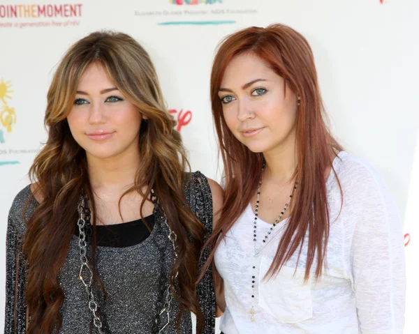 Miley Cyrus & Sister Brandi Cyrus — Stock Photo, Image