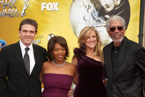 Alfre woodard & męża, lori mccreary, morgan freeman — Zdjęcie stockowe