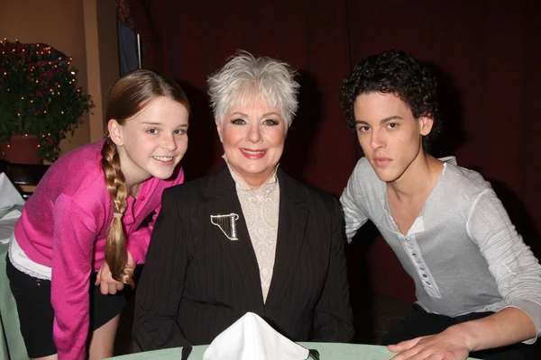 Makaela Johnson, Shirley Jones, Zach Cumer — Stock Photo, Image