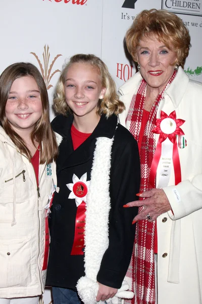 Jeanne Cooper & Granddaughters Grace and Sarah — Stock Photo, Image