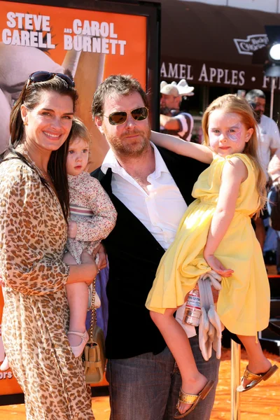 Brooke Shields, Chris Henchy e a Família — Fotografia de Stock