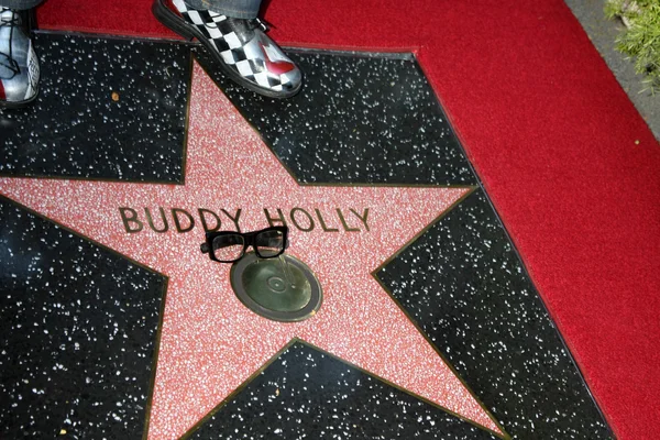 Buddy Holly Star, with Gary Busey's feet and glasses — Stock Photo, Image
