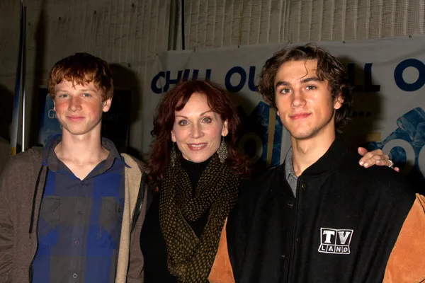 Marilu Henner, filhos Nicholas Morgan Lieberman (nascido em 1994) e Joseph Marlin Lieberman (nascido em 1995) ) — Fotografia de Stock