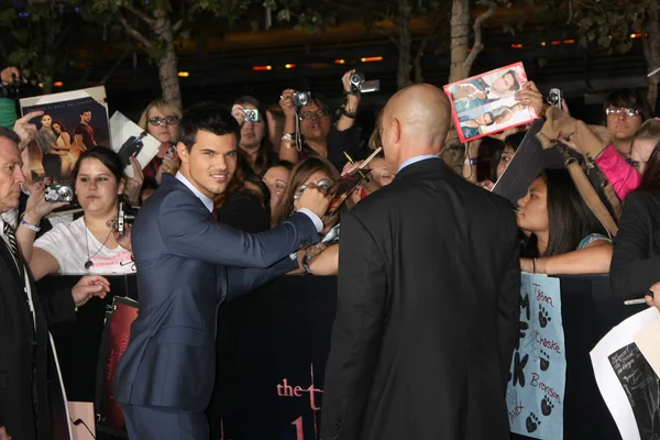 Taylor Lautner signant des autographes — Photo