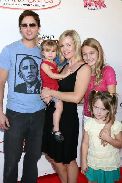 Peter Facinelli, Jennie Garth e suas filhas Luca, Lola e Fiona — Fotografia de Stock