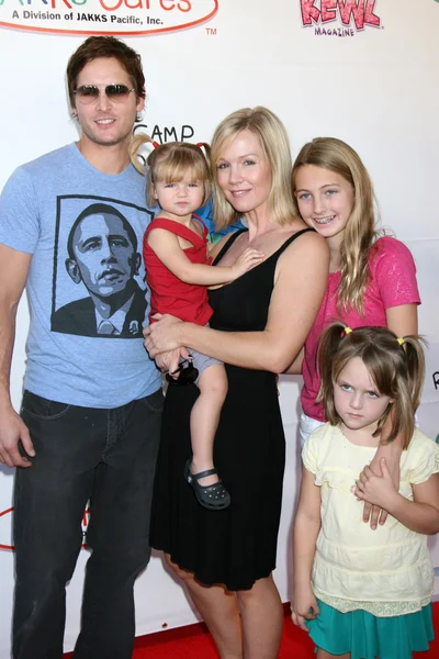 Peter Facinelli, Jennie Garth et leurs filles Luca, Lola et Fiona — Photo