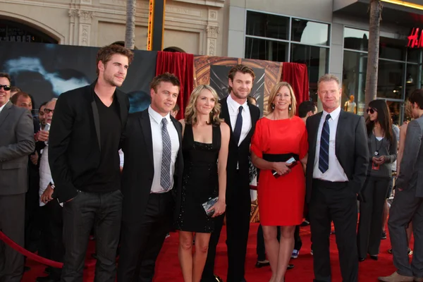 Liam Hemsworth, Chris Hemsworth, family — Stock Photo, Image