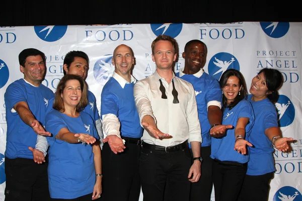 Neil Patrick Harris és projekt angyal élelmiszer önkéntesek — Stock Fotó