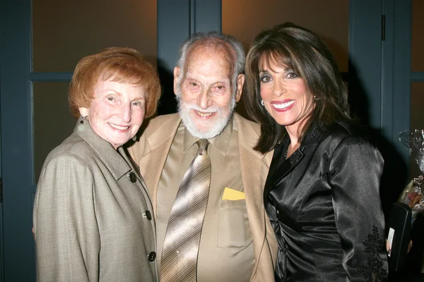 Kate Linder, with her parents — Stockfoto