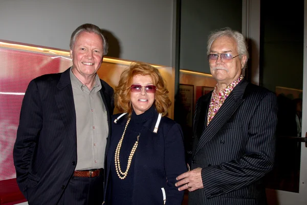 Jon Voight, co-star Ann-Margret, her husband Roger Smith — Stock Photo, Image