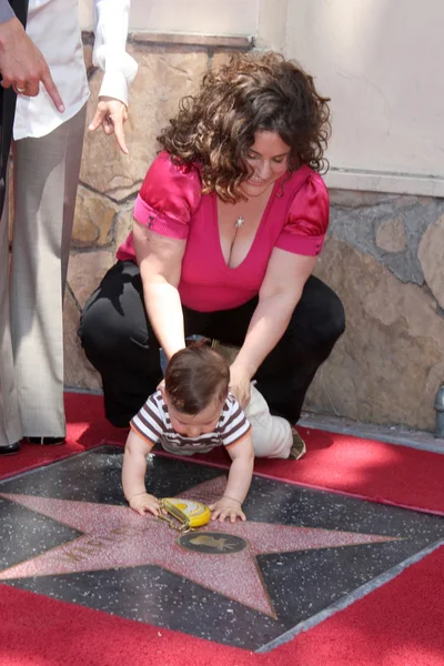 Marissa Jaret Winokur & Son Zev — Stock Photo, Image