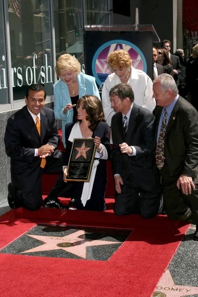 Antonio villaraigosa, kate linder, leron grubler, tom lebonge, lee bell i jeanne cooper kate linder — Zdjęcie stockowe