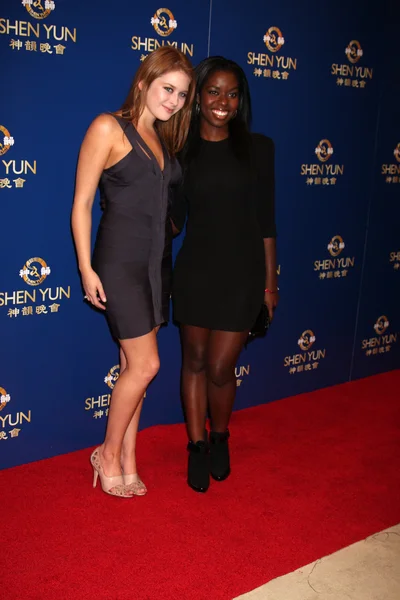 Renee Olstead, Camille Winbush — Stockfoto