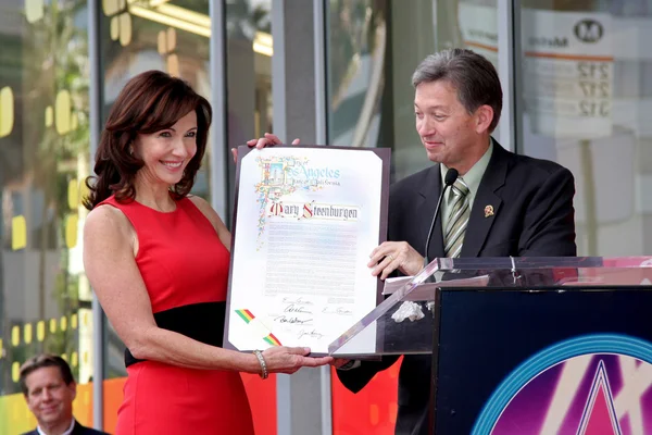 Mary steenburgen en leron gubler — Stockfoto