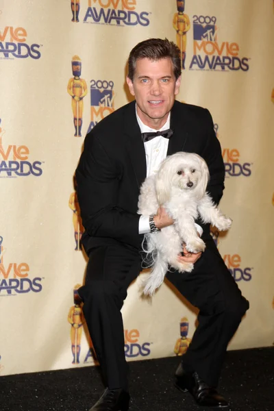 Chris Isaak e seu cão — Fotografia de Stock