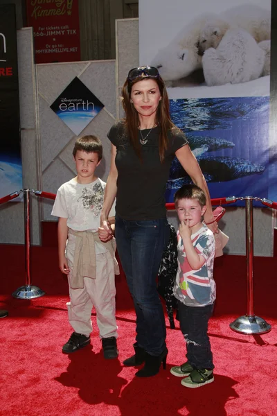 Finola Hughes com os filhos Dylan e Cash — Fotografia de Stock