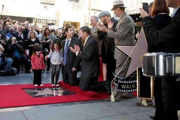 Adam Sandler, con le figlie Sunny e Sadie — Foto Stock