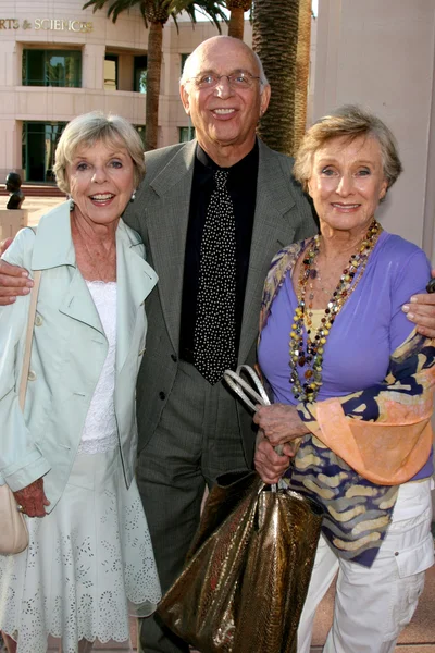 Patty ve Gavin Macleod ve senaryo yazarı — Stok fotoğraf