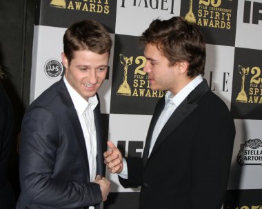 Benjamin Mckenzie ve Emile Hirsch
