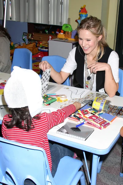 Kristen Bell & patients hospitalisés — Photo