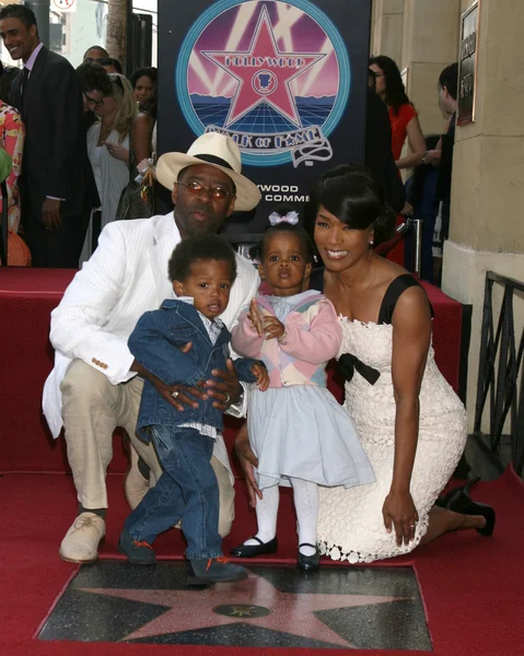 Courtney b. vance, angela bassett, deras barn josiah och bronwyn angela bassett — Stockfoto