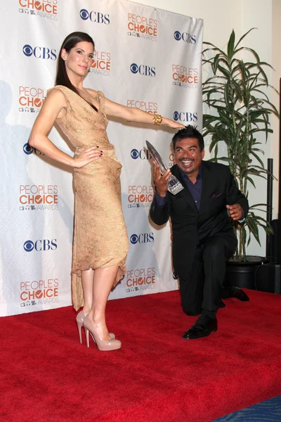 Sandra Bullock y George Lopez — Foto de Stock