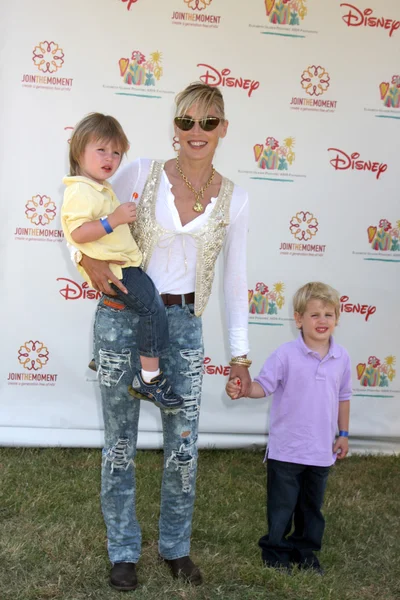 Sharon Stone, sons Quinn and Laird — Stock Photo, Image