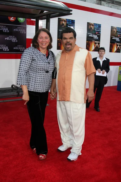 Luis Guzmán & esposa — Foto de Stock