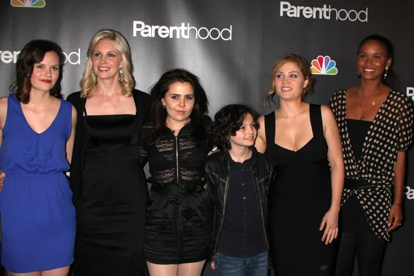 Sarah Ramos, Monica Potter, Mae Whitman, Max Burkholder, Erika Christensen y Joy Bryant — Foto de Stock