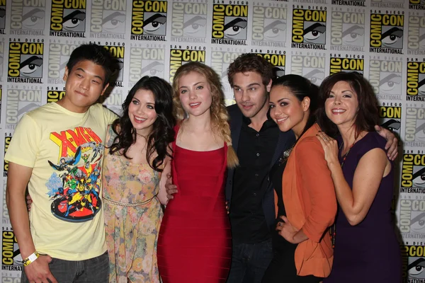 Ki Hon Leem, Grace Phipps, Skylar Samuels, Grey Damon, Alyssa Díaz, Amy Pie — Foto de Stock