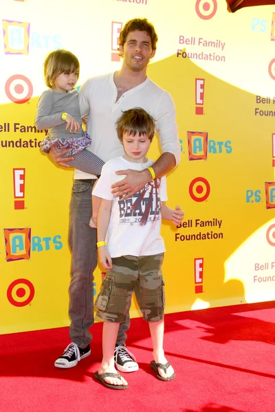 James Marsden & I suoi figli — Foto Stock