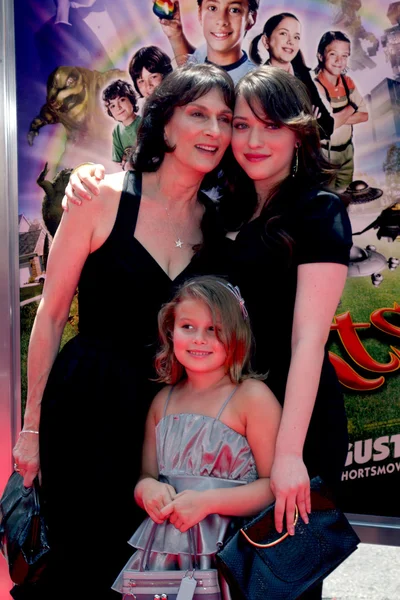 Kat Dennings, mom and niece — Stock Photo, Image