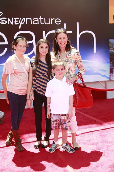 Mimi rogers met dochter lucy, zoon charlie en een vriend — Stockfoto