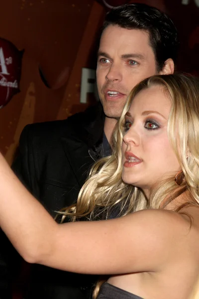 Jaron Lowenstein, Kaley Cuoco — Foto de Stock