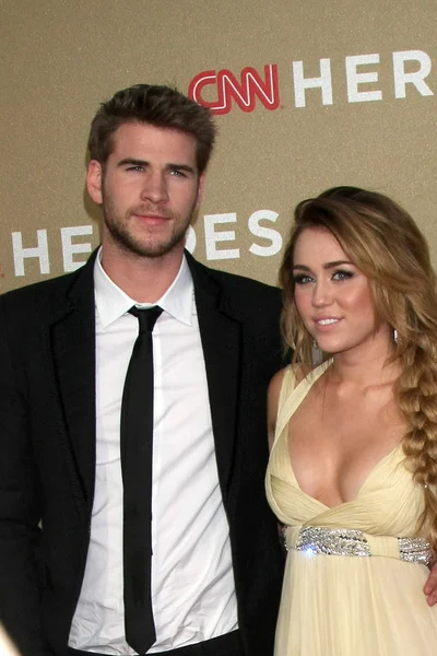 Liam Hemsworth, Miley Cyrus —  Fotos de Stock