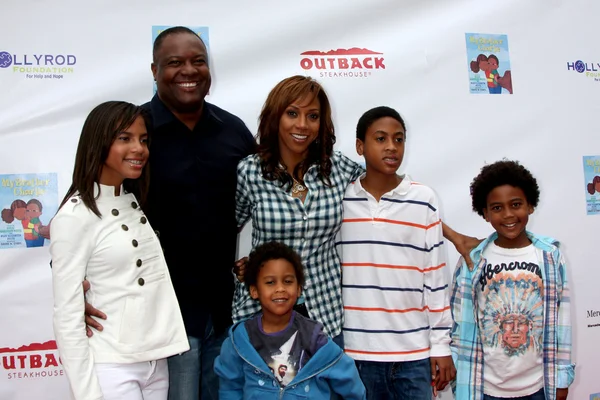 Rodney Peete and Holly Robinson Peete with family — Stock Photo, Image