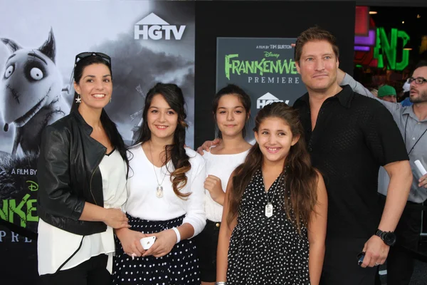 Sean Kanan con moglie, figliastre e figlia — Foto Stock