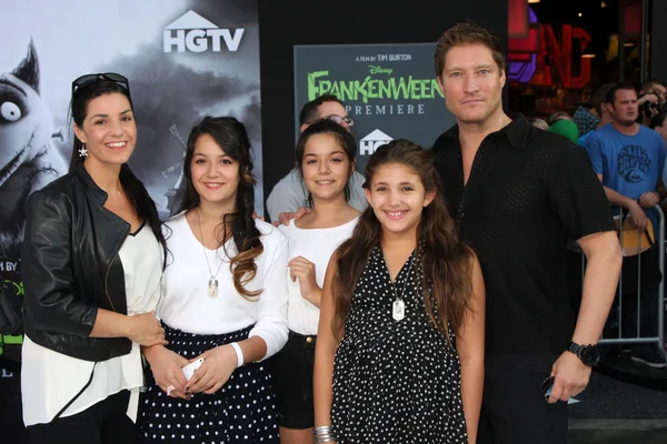 Sean Kanan con esposa, hijastras e hija — Foto de Stock