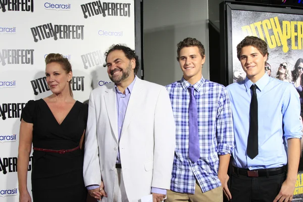 Elizabeth Perkins y su familia — Foto de Stock