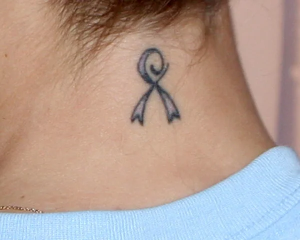 Linsey Godfrey cancer survivor ribbon tattoo — Stock Photo, Image