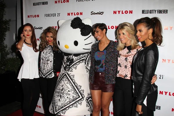 Penyanyi Una Healy, Vanessa White, Frankie Sandford, Mollie King dan Rochelle Wiseman — Stok Foto